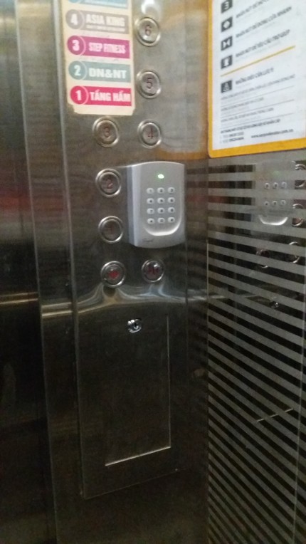 kiểm soát thang máy bằng thẻ từ 